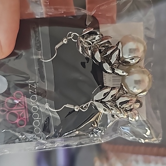 Ocean Frond Property White Earrings Fishhook - Picture 4 of 4